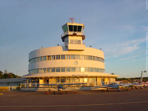 The main building in the evening sun, 12 June 2002. Photo: Seppo Sipilä