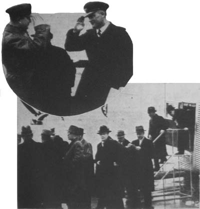 Svenska föraren Ernst Roll (t. h.) hyllas av Aerobolagets chef ing. Ståhle för många års trogen tjänst på flygrutten Stockholm - Helsingfors. De första flygpassagerarna på Tattarmossen. De närmast stående äro svenska journalister, som medföljde i går till Helsingfors och genast återvände till Stockholm.