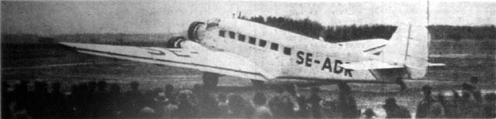 Södermanland startar för returfärden till Stockholm och åskådarna vifta ett glatt farväl.