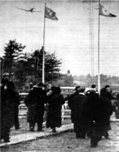 Medan Södermanland, uppe i luften till vänster, vänder nosen mot väster, lämna de många åskådarna flygfältet.