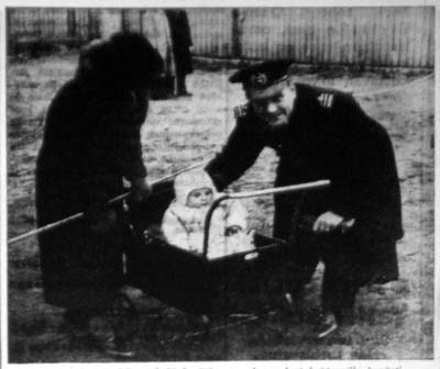 Nuorukainen Lihr yrittää herätä sanoakseen lentokapteenille hyvästi.